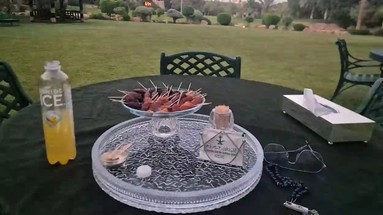 صورة تنشر للوليد بن طلال من مشعر عرفات تكشف حقيقة ما كان يفعله أثناء وقوف الحجاج في جبل الرحمة